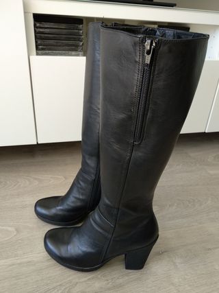 BOTAS ALTAS PIEL NEGRAS