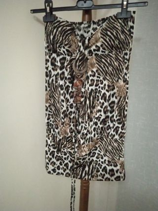 se puede utilizar de vestido o con unas mallas 