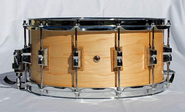 Caja de 14" con casco de arce y 12 bellotas
