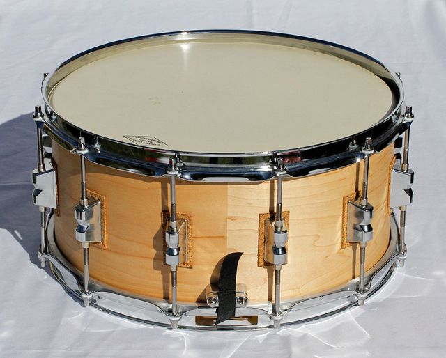 Caja de 14" con casco de arce y 12 bellotas