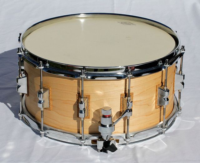 Caja de 14" con casco de arce y 12 bellotas