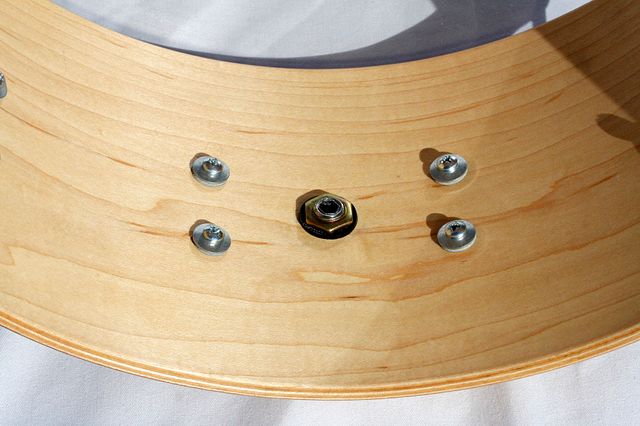 Caja de 14" con casco de arce y 12 bellotas