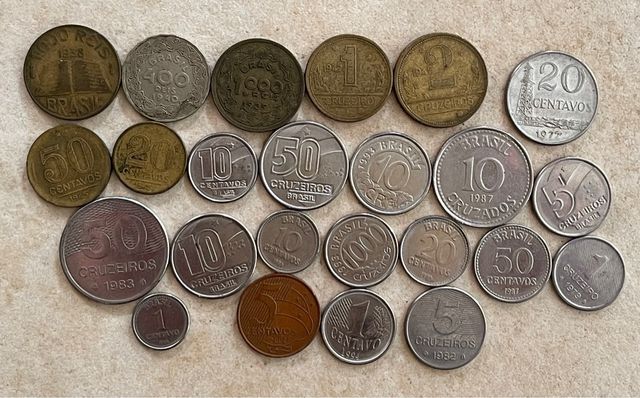 Lote com 24 moedas antigas do Brasil 
