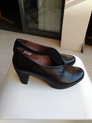 Zapatos Wonders de piel y ante negros.