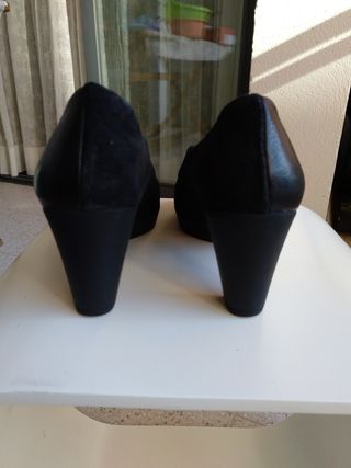 Zapatos Wonders de piel y ante negros.