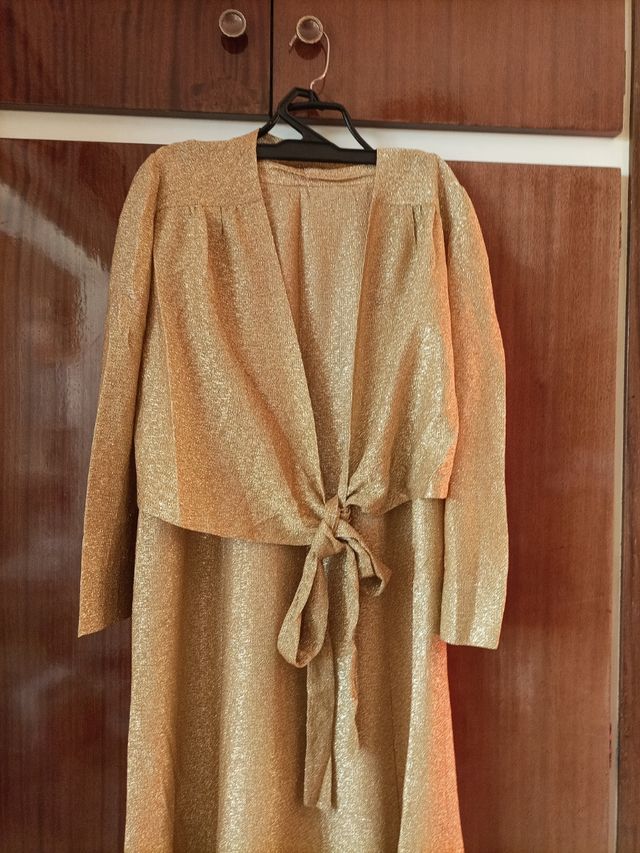 traje de fiesta falda y chaqueta dorada