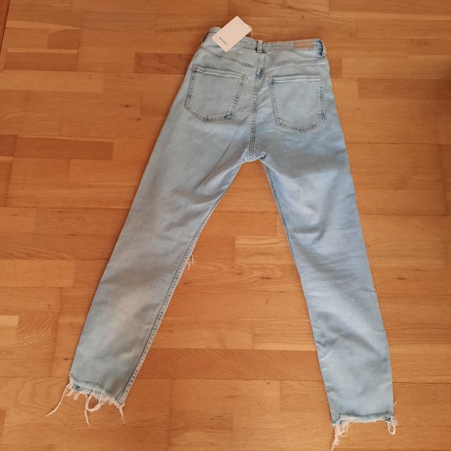 Pantalón vaquero roto