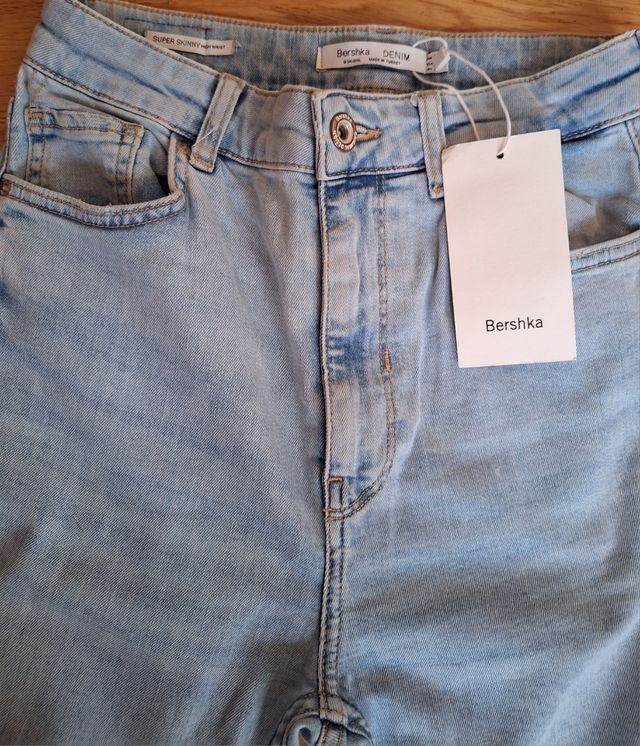 Pantalón vaquero roto