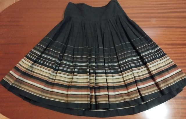 Falda mujer de plisada negra. Zara Talla S.