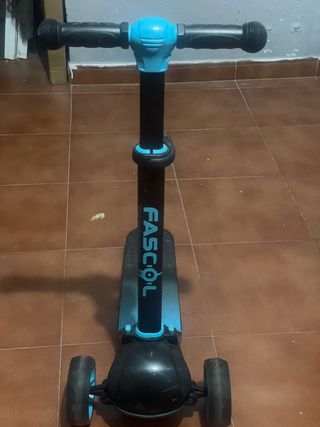 Monopatín 3 ruedas .