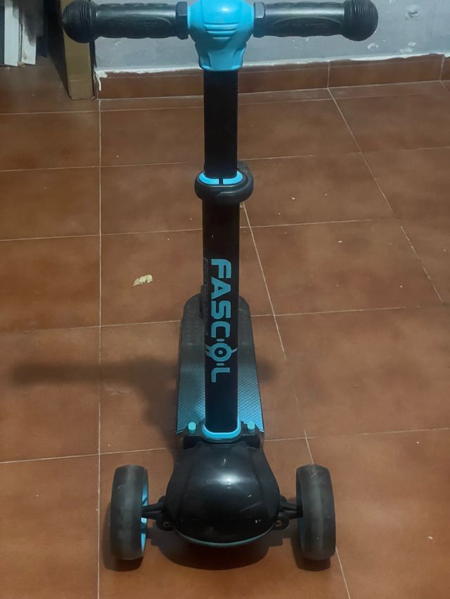 Monopatín 3 ruedas .
