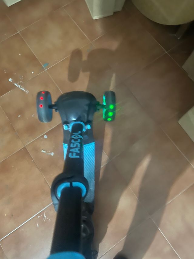 Monopatín 3 ruedas .