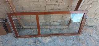 Puerta de madera y cristal