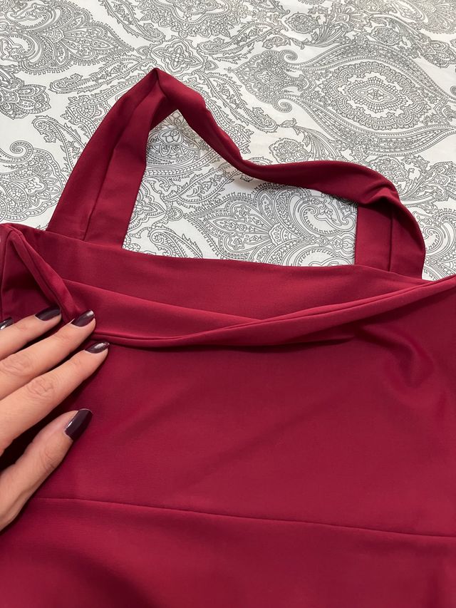 Vestido ajustado midi granate.