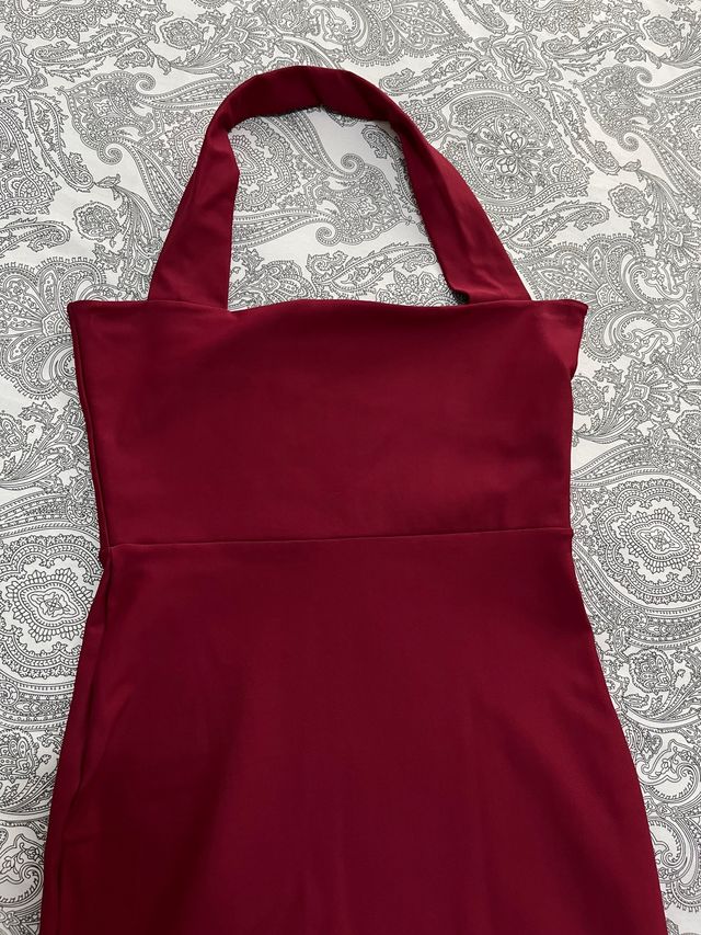 Vestido ajustado midi granate.