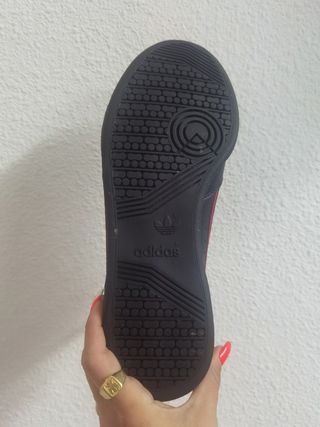 Zapatillas Adidas originals continental negras.