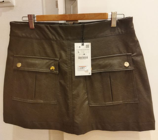 Minifalda Zara nueva.Talla L.Con pantalón dentro.