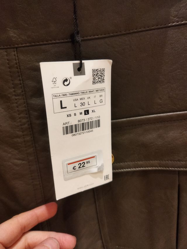 Minifalda Zara nueva.Talla L.Con pantalón dentro.