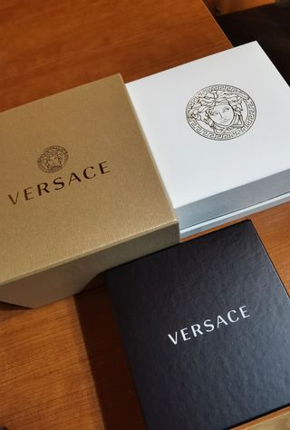 Reloj Versace de mujer plateado y blanco.