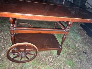 Mesa auxiliar de madera de ruedas 