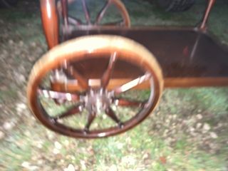 Mesa auxiliar de madera de ruedas 