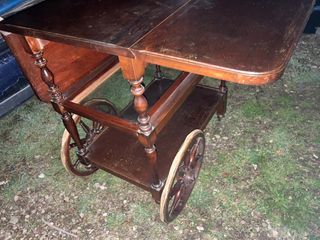Mesa auxiliar de madera de ruedas 