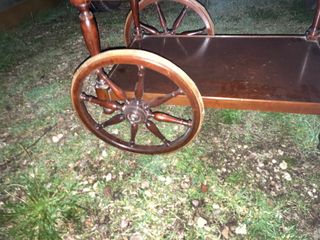Mesa auxiliar de madera de ruedas 