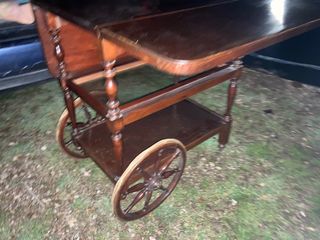 Mesa auxiliar de madera de ruedas 