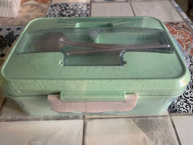 Fiambrera con cubiertos