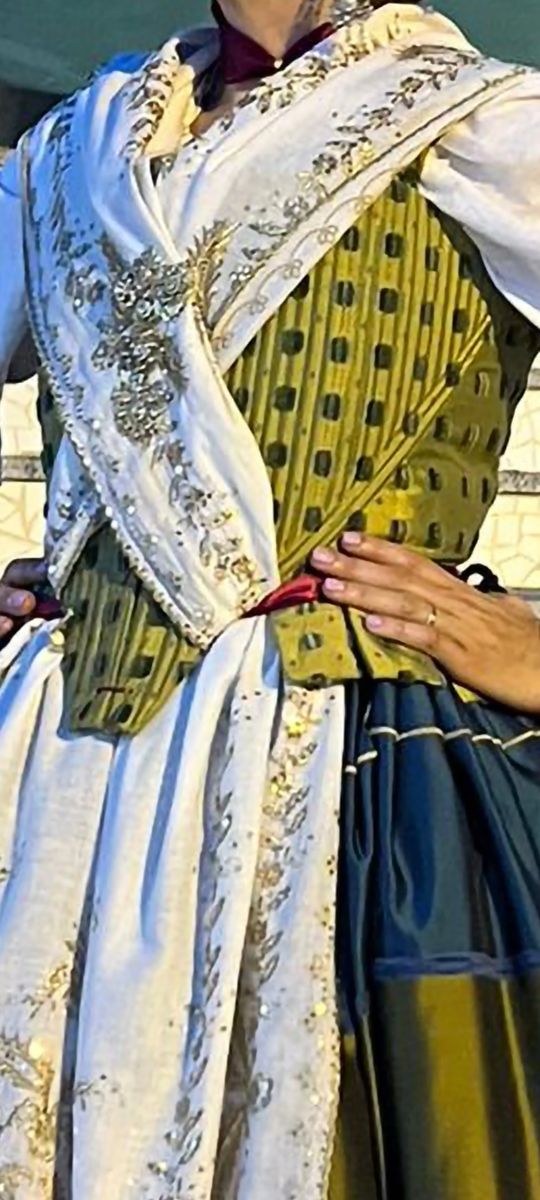 Corte tejido verde asedado y labrado