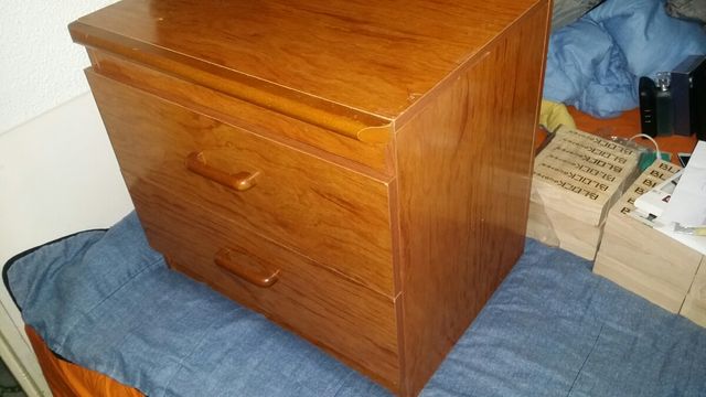 Mesita de noche de diseño cereza