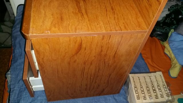 Mesita de noche de diseño cereza