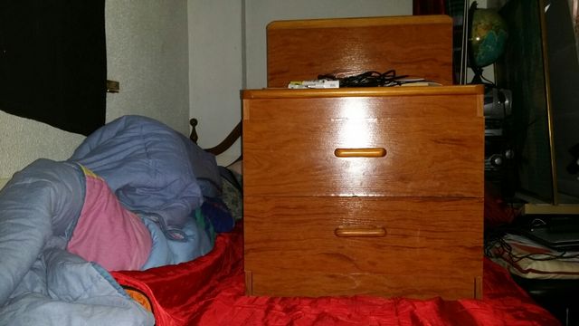 Mesita de noche de diseño cereza