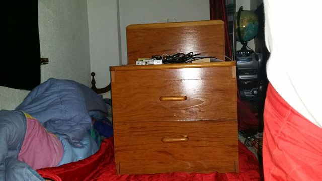 Mesita de noche de diseño cereza