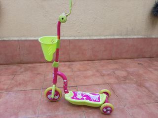 Patinete tres ruedas Hello Kitty.
