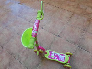 Patinete tres ruedas Hello Kitty.