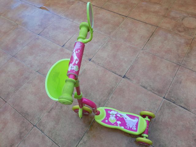 Patinete tres ruedas Hello Kitty.