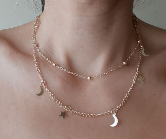 Collar dorado doble con colgantes estrellas y luna