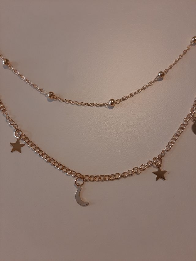 Collar dorado doble con colgantes estrellas y luna