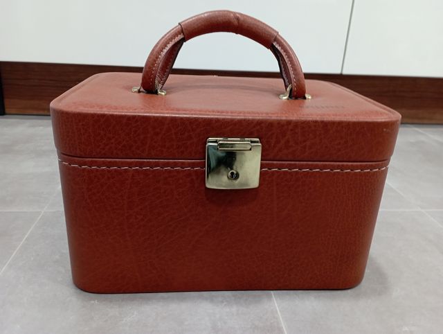 Neceser de viaje de piel marrón