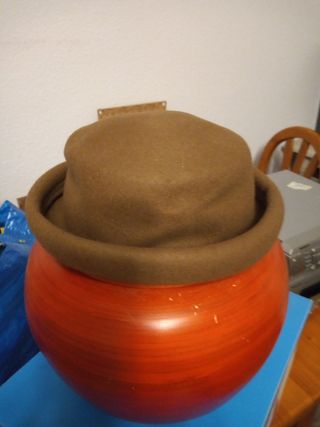 sombrero marrón tipo bombín 