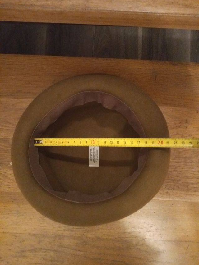 sombrero marrón tipo bombín 