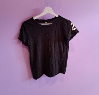 Camiseta Negra Con Estampado XS.