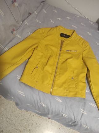 Chaqueta de piel sintética amarilla 