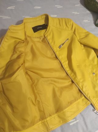 Chaqueta de piel sintética amarilla 