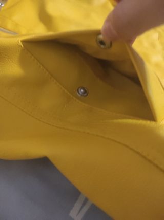 Chaqueta de piel sintética amarilla 