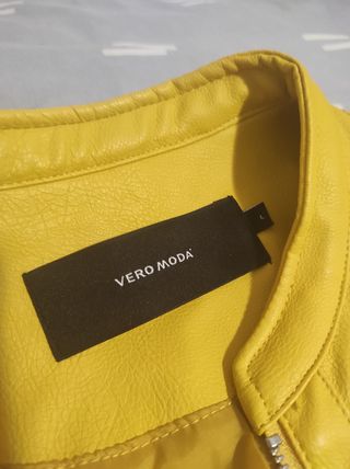 Chaqueta de piel sintética amarilla 