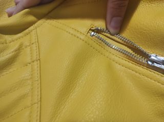 Chaqueta de piel sintética amarilla 