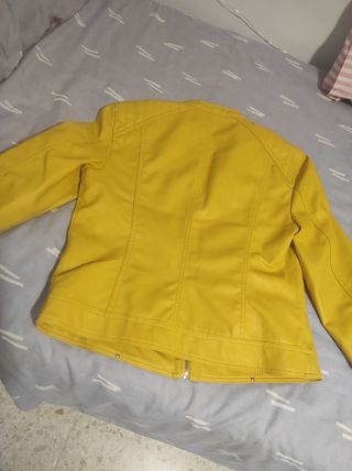 Chaqueta de piel sintética amarilla 