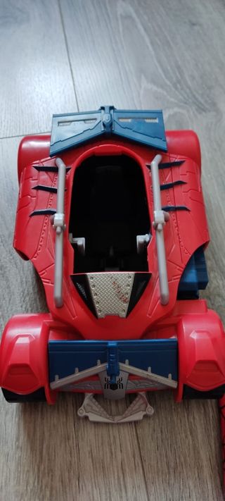 Spiderman y su vehículo 